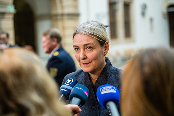 La directrice des collections d'art d'Etat de Dresde, Marion Ackermann, a parlé d'un préjudice d'une valeur historique et culturelle "inestimable" et non chiffrable, le 25 novembre à Dresde, en Allemagne. (Photo  : Jens Schlueter/Getty Images)