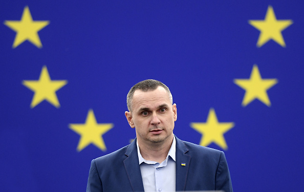 -L'ancien prisonnier du Kremlin et réalisateur ukrainien Oleg Sentsov arrive pour recevoir le prix Sakharov des droits de l'homme du Parlement européen 2018 lors d'une cérémonie au Parlement européen à Strasbourg, le 26 novembre 2019. Photo de FREDERICK FLORIN / AFP via Getty Images.