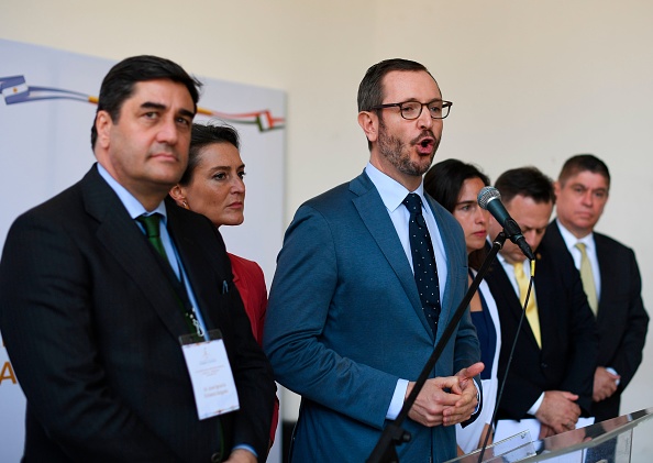 Le député espagnol Javier Maroto (au centre) fait un discours en compagnie de représentants de l'Espagne, de l'Italie, de l'Argentine et du Costa Rica après avoir assisté à une séance plénière de l'Assemblée nationale vénézuélienne, afin de montrer son soutien au leader de l'opposition et président autoproclamé Juan Guaido, à Caracas, le 26 novembre 2019. (YURI CORTEZ/AFP via Getty Images) 