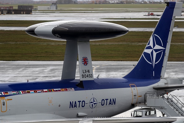 -Un avion du système d'alerte et de contrôle aéroporté (AWACS) de l'OTAN est sur le tarmac lors de la signature d'un contrat d'un milliard de dollars avec Boeing pour moderniser la flotte d'avions AWACS de Alliances, à Melsbroek, dans la banlieue de Bruxelles, le 27 novembre 2019. Photo ARIS OIKONOMOU / AFP via Getty Images.