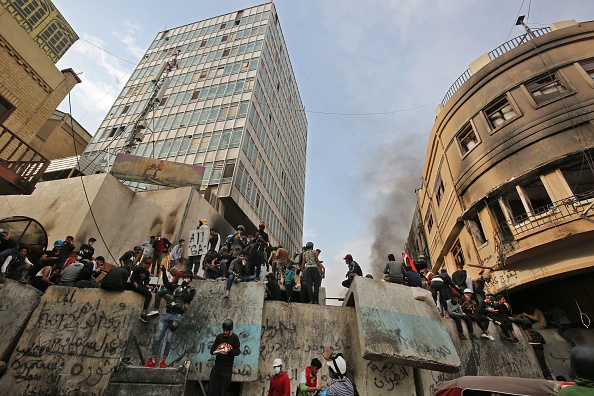 Des manifestants irakiens se trouvent au milieu d'affrontements avec les forces de sécurité dans la rue al-Rasheed, dans la capitale Bagdad, le 27 novembre 2019. (Photo : AHMAD AL-RUBAYE/AFP via Getty Images)