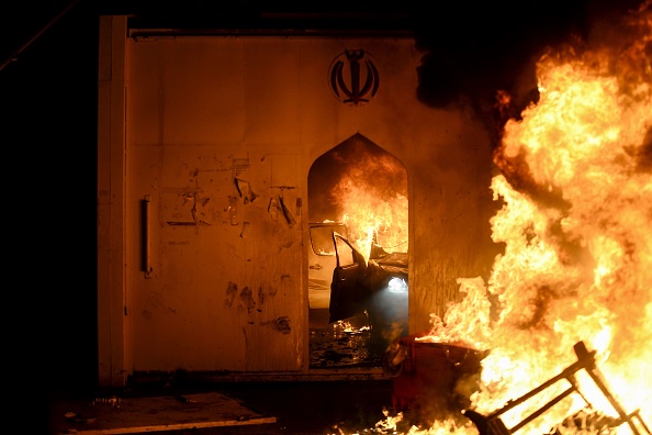 Des flammes consomment le consulat d'Iran à Najaf, ville sainte du sud de l'Irak, le 27 novembre 2019. (Photo : HAIDAR HAMDANI/AFP via Getty Images)