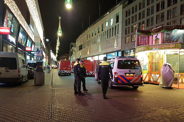 Des policiers se tiennent près d'un cordon de police dans la Grote Marktstraat, l'une des principales rues commerçantes du centre de la ville néerlandaise de La Haye, après que plusieurs personnes eurent été blessées lors d'une agression à l'arme blanche le 29 novembre 2019. (Photo : SARA MAGNIETTE/AFP via Getty Images)