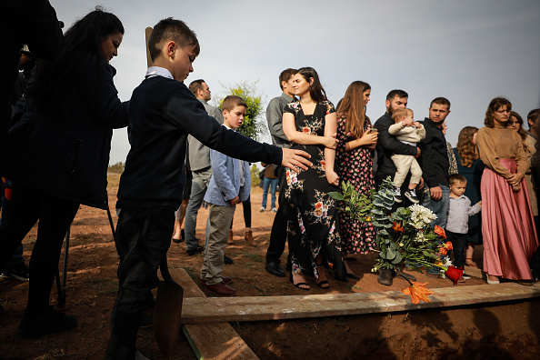 -Trois familles voyageaient dans des véhicules tout-terrain séparés de leur domicile à La Mora, dans le Sonora, pour se rendre à la ville agricole de Le Barón, à Cihuahua, quand elles ont été prises en embuscade par des tireurs de cartels cachés dans les montagnes le long du chemin de terre. Trois femmes et six enfants sont décédés. Tous les membres de la famille avaient la double nationalité mexicaine et américaine. Par l'intermédiaire de Twitter, le président Donald Trump a déclaré mardi que les États-Unis étaient prêts à aider le Mexique dans la guerre contre les cartels de la drogue. Photo de Manuel Velasquez / Getty Images.