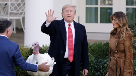 Trump, en Floride pour Thanksgiving, voue ses adversaires aux gémonies