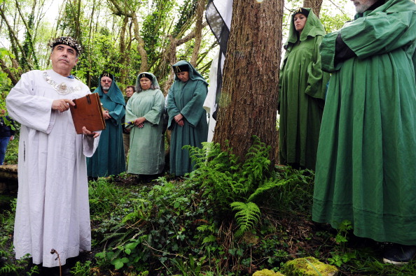 Per-Vari Kerloc'h, grand druide breton accompagné des bardes en bleu et les ovates en vert. (Photo :  FRED TANNEAU/AFP via Getty Images)