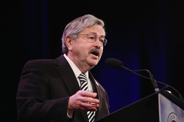 -Terry Branstad, Ambassadeur des Etats Unis à pékin a été convoqué par les autorités suite au vote du Congrès américain d'un texte soutenant le camp pro-démocratie à Hong Kong. Photo de Scott Olson / Getty Images.