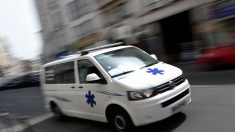 Il sort de l’hôpital pour une pneumonie, l’ambulance l’abandonne sur le bord de la route