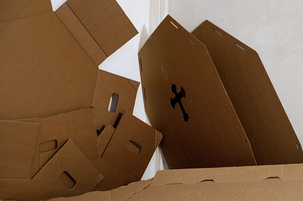 Cercueils en carton, moins coûteux et plus écolo.(Photo : FEDERICO PARRA/AFP via Getty Images)