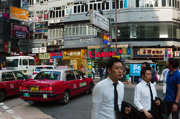 -Illustration- "Des magasins ont refusé de coller mon affiche", par peur de provoquer les contestataires. TENGKU BAHAR / AFP via Getty Images.