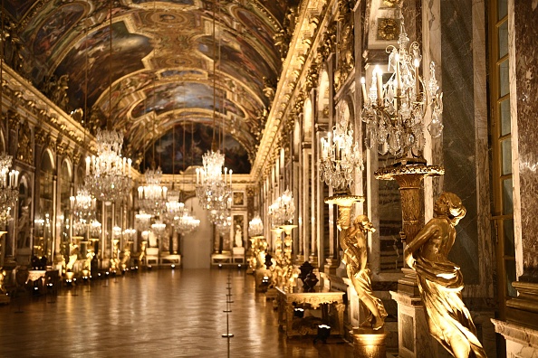 -Illustration- Une exposition sera présentée l'an prochain à la Cité interdite nommée "La Chine à Versailles", à l'occasion des 600 ans de l'ancien palais impérial de Pékin. Une vue de la galerie des Glaces peinte par l'artiste français Charles Le Brun (1619-1690) au château de Versailles, à l'ouest de Paris. Photo de Martin BUREAU / AFP / Getty Images.