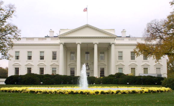 -Une fontaine bouillonne devant la Maison Blanche à Washington, alors que les États-Unis attendent une candidature solide des démocrates, désireux avant tout de battre Donald Trump. Photo par Alex Wong / Newsmakers.