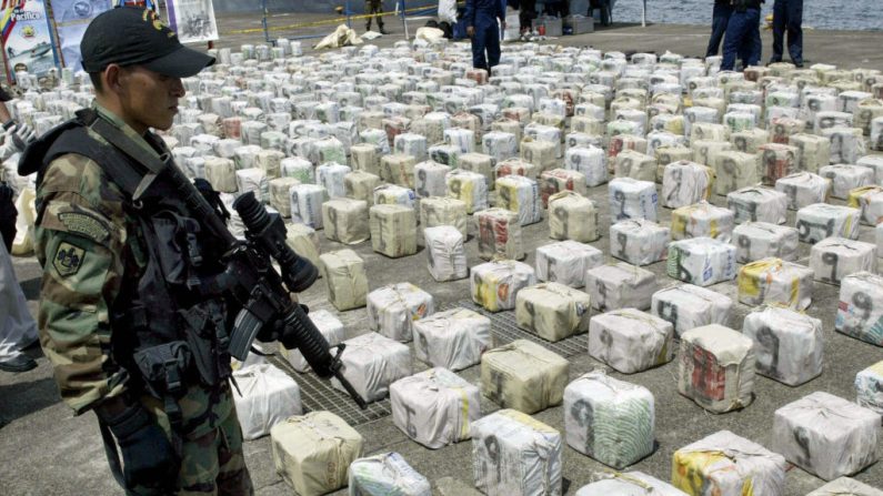 Un soldat colombien garde des colis de cocaïne le 1er mai 2007 à Bahía Málaga, dans le département de Valle del Cauca, en Colombie. (CARLOS JULIO MARTINEZ/AFP/Getty Images)