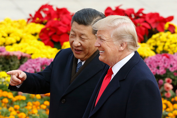 Le président chinois Xi Jinping et le président américain Donald Trump assistent à une cérémonie de bienvenue le 9 novembre 2017 à Beijing, en Chine. (Photo : Thomas Peter-Pool/Getty Images)