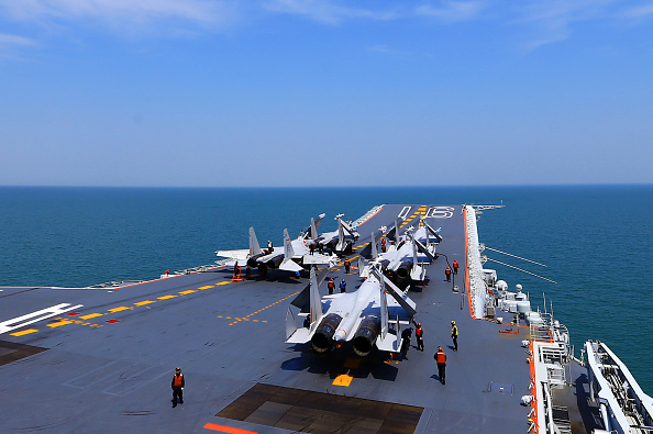 -Des avions de chasse J15 sur le seul porte-avions opérationnel en Chine, le Liaoning, lors d'un exercice en mer. Photo by   / China OUT / AFP via Getty Images.