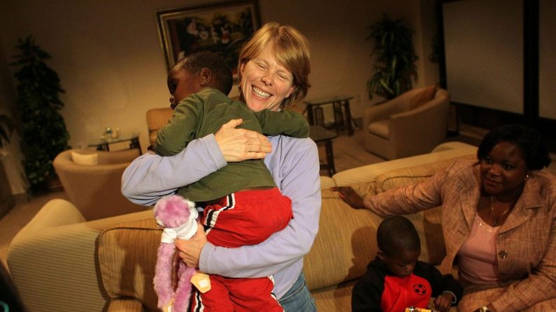 Une mère avec son fils adoptif, en Floride (Photo: Joe Raedle/Getty Images)