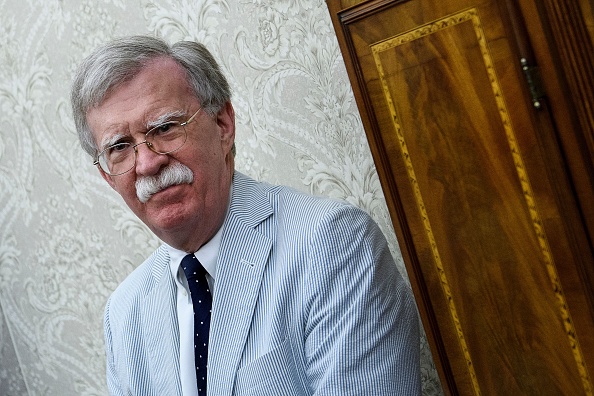 -Le conseiller en sécurité nationale, John Bolton, dans le bureau ovale de la Maison-Blanche le 2 juillet 2018 à Washington, DC. Photo de Brendan Smialowski / AFP via Getty Images.