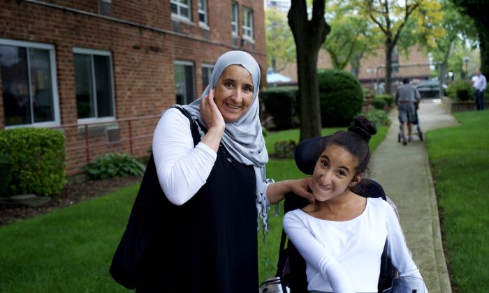 Rayhana Elharji avec sa mère après les cours (Shenghua Sung/The Epoch Times)