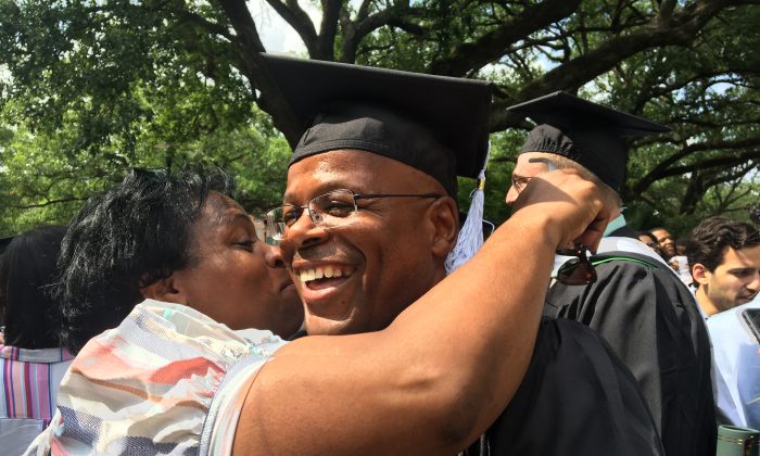 Calvin Duncan (D) avec sa soeur Eva lors de son diplôme de l'Université Tulane en mai 2019. (Photo: Avec l'aimable autorisation de Calvin Duncan)