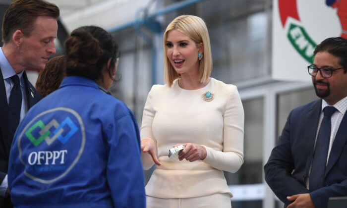 Ivanka Trump (au centre), fille et conseillère du président américain Donald Trump, s'entretient avec une étudiante lors de sa visite à l'ISMALA, un institut marocain spécialisé dans les industries aéronautiques et la logistique de l'aviation civile, à Casablanca, le 8 novembre 2019. (FADEL SENNA/AFP via Getty Images)