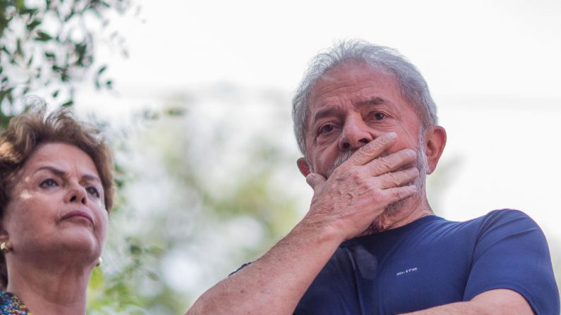 L'ancien président Luiz Inácio Lula da Silva, avec l'ancienne présidente Dilma Rousseff, avant d'entrer en prison. (Victor Moriyama/Getty Images)