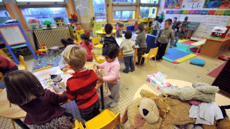 Bouches-du-Rhône : un instituteur frotte la joue d’un enfant à vif avec une éponge en essuyant une trace de feutre