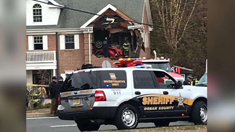 Une Porsche rouge s'est écrasée à l'étage d'un établissement du New Jersey le 10 novembre. (Avec l'aimable autorisation de @jerzsteve/Twitter)