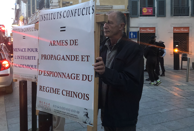 Manifestation de l'association "Initiative citoyenne" à l'occasion de l'inauguration de l'institut Confucius de Pau le 28 octobre 2019. (Epoch Times)