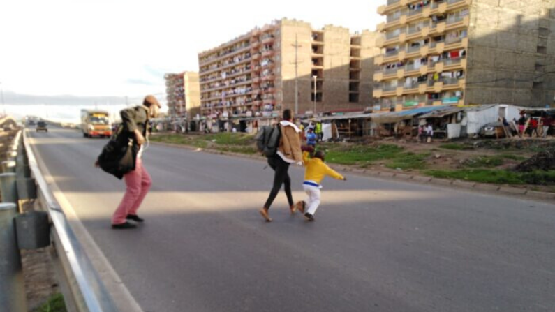 Une famille traverse la rocade extérieure à l'heure de pointe de l'après-midi au Pipeline Estate à Nairobi, au Kenya, le 28 octobre 2019. (Avec l'aimable autorisation de Dominic Kirui pour  Epoch Times)