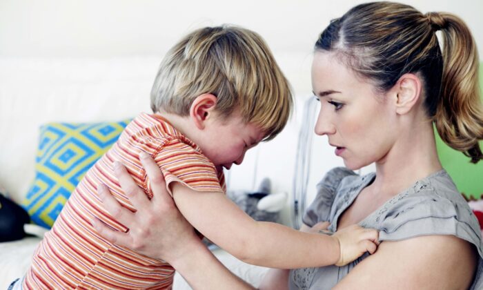 L'autisme est un trouble du développement humain caractérisé par certains symptômes. Son traitement nécessite une approche sur mesure. (Image Point Fr/Shutterstock)