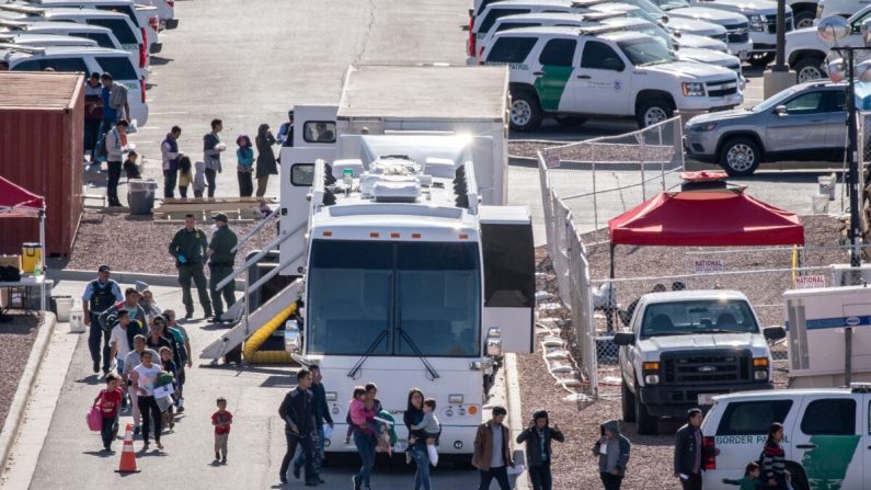 Le 28 avril 2019, les migrants montent à bord d'autobus pour se rendre dans des abris après avoir été libérés de leur détention à la station de patrouille frontalière des douanes et de la protection des frontières d'El Paso, dans la partie est d'El Paso. (PAUL RATJE/AFP via Getty Images)