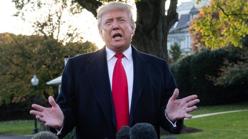 Le président Donald Trump s'adresse à la presse avant de quitter la Maison-Blanche à Washington le 4 novembre 2019. (Nicholas Kamm/AFP via Getty Images)