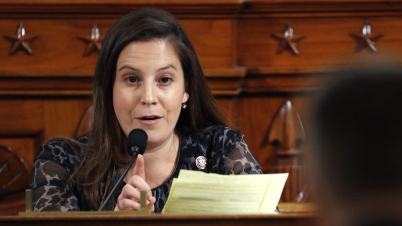 Elise Stefanik (R-N.Y.) interroge l'ambassadeur Kurt Volker à Washington le 19 novembre 2019. (Jacquelyn Martin - Pool/Getty Images)