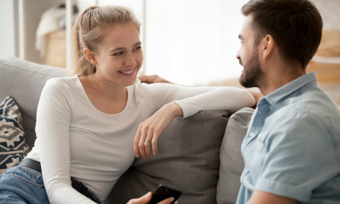 Juste un bref "Je t'aime, tu sais" dit au bon moment peut briller à travers le cœur comme un éclair dans un ciel noir orageux. (Shutterstock)