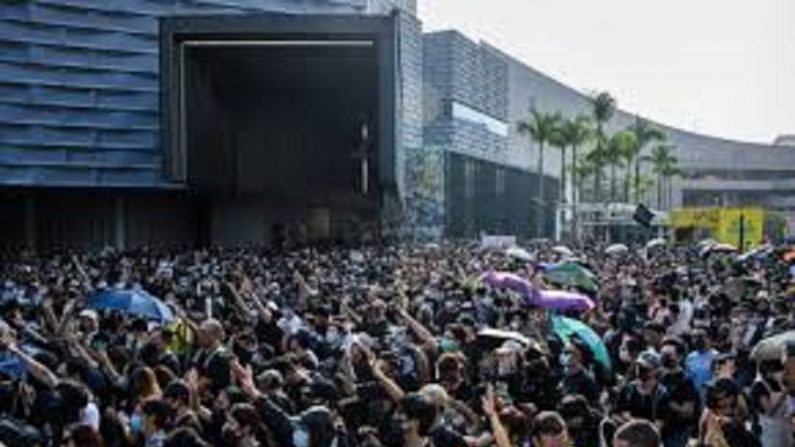 Des manifestants pro-démocratie assistent à un rassemblement, dans le quartier Tsim Sha Tsui de Kowloon à Hong Kong le 27 octobre 2019. (Anthony Wallace/AFP via Getty Images)