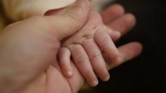 Les médecins s’attendent à ce que ce bébé pèse 5 kg. Mais quand ils le pèsent, les parents croient que la balance est cassée