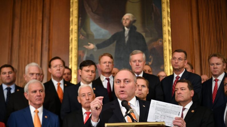 Steve Scalise (Républicain-La.), fustige la Chambre des représentants des États-Unis en présentant une carte de décompte montrant qu'aucun républicain n'a voté en faveur du processus de destitution, ainsi que deux démocrates ayant également voté contre cette résolution, lors d'une conférence de presse à Washington, le 31 octobre 2019, pour critiquer cette résolution de destitution. (Mandel Ngan/Getty Images)