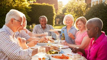 Rester actif socialement à 60 ans réduit le risque de tomber dans la démence