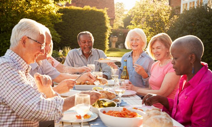 Prendre le temps de communiquer avec vos amis et votre famille ne fait pas que vous faire vous sentir bien, cela peut aussi vous garder en meilleure santé pendant vos vieux jours. (Monkey Business Images/Shutterstock)