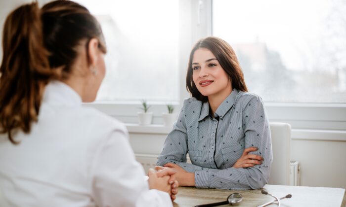 Lorsque nous consultons un médecin, nous misons sur lui pour qu'il nous donne les meilleurs conseils et traitements médicaux possibles. Il serait toutefois préférable d'avoir un moyen d'évaluer la qualité de ces soins médicaux. (Branislav Nenin/Shutterstock)