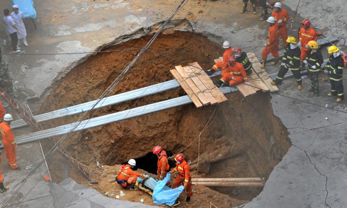 Des sauveteurs déplacent un cadavre hors d'un gouffre à Shenzhen, le 21 mai 2013. (AFP / AFP / Getty Images)