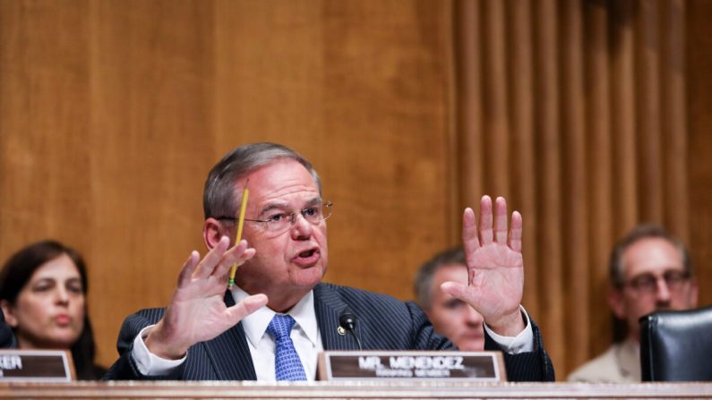 Le sénateur Bob Menendez (D-N.J.) lors d'une audience de la Commission sénatoriale des relations étrangères à Washington. (Samira Bouaou/The Epoch Times)