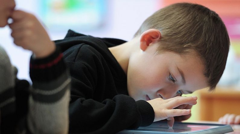 Image d'archives d'enfants travaillant avec des tablettes le 18 mars 2013 à Haguenau, dans le nord-est de la France. (FREDERICK FLORIN/AFP via Getty Images)