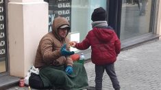 Un petit garçon de 5 ans distribue avec son papa des viennoiseries aux SDF dans les rues d’Amiens