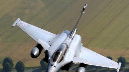 Gironde : un avion de chasse de type Rafale poursuit un Boeing « au comportement douteux »