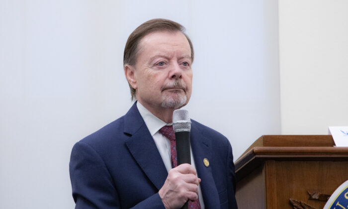 Le commissaire Gary Bauer, de la Commission américaine sur la liberté religieuse internationale, s'exprime lors d'un forum organisé par le Global Tuidang Center au Capitole des États-Unis le 10 décembre 2019. (Lynn Lin/Epoch Times)