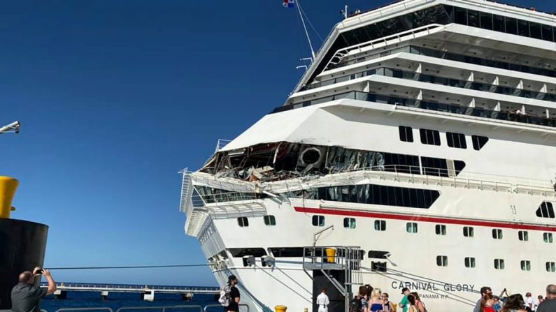 Les dommages au Carnival Glory visibles après une collision avec un autre navire de croisière au port de croisière de Cozumel, au Mexique, le 20 décembre 2019, sur cette image obtenue des médias sociaux. (Avec l'aimable autorisation de Mary Anne McKinley)