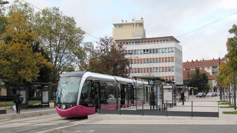 Vue de la ligne T2 du tramway au niveau de la Place de la République. Crédit : Wikimedia Commons. 