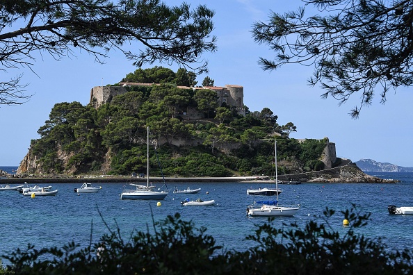 Le Fort de Bregancon, à Bormes-les-Mimosas  où le Président français Emmanuel Macron et son épouse Brigitte Macron passent les fêtes de fin d'année. (Photo : PASCAL GUYOT/AFP via Getty Images)