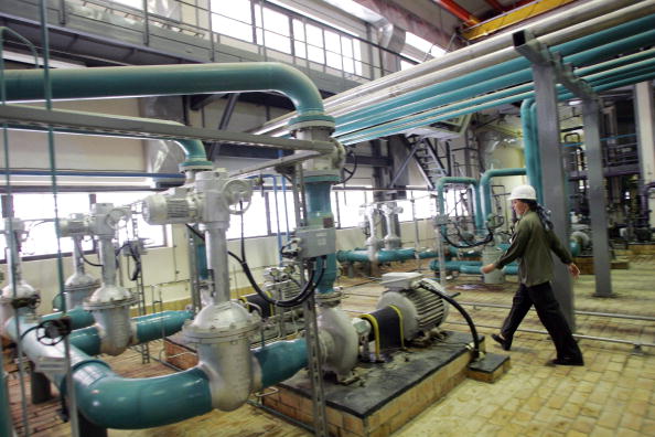 -Une femme technicienne russe marche à l'intérieur de la centrale nucléaire de Bushehr dans la ville portuaire iranienne, à 1200 km au sud de Téhéran, 03 avril 2007. Photo BEHROUZ MEHRI / AFP via Getty Images.